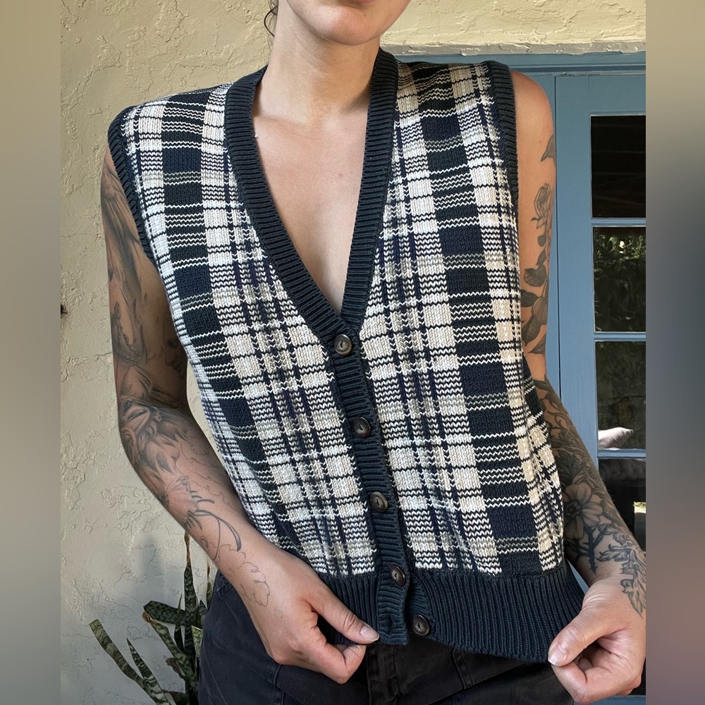Super cute retro sweater vest!